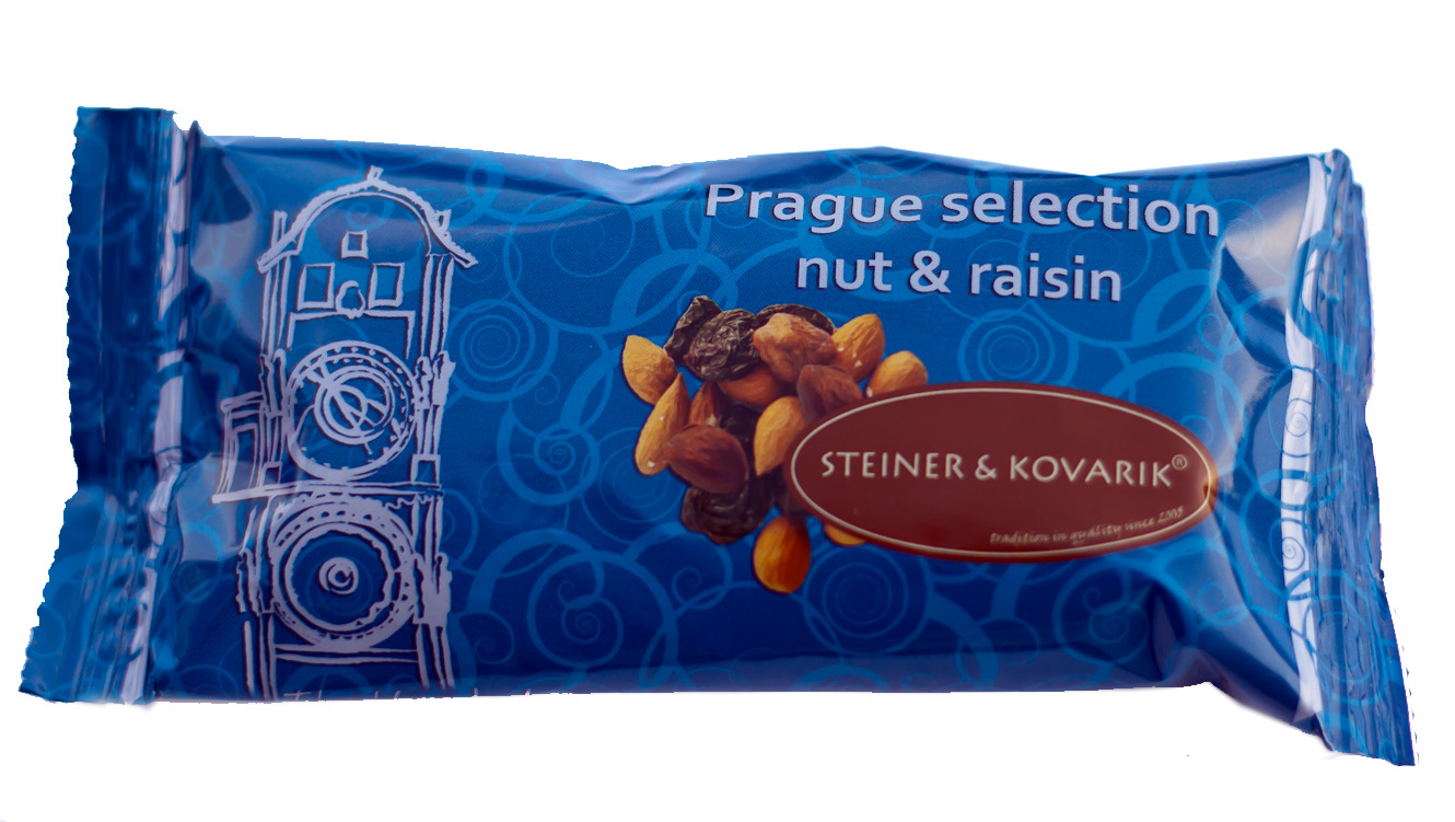 Natural mixture of nuts & raisins